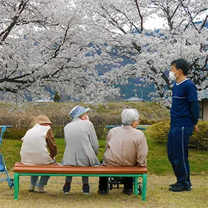 高齢者施設メンバーでお花見