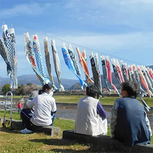 高齢者施設でこいのぼり見学